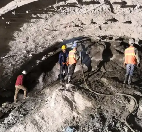 赫山拱顶带模注浆料的施工流程及注意事项